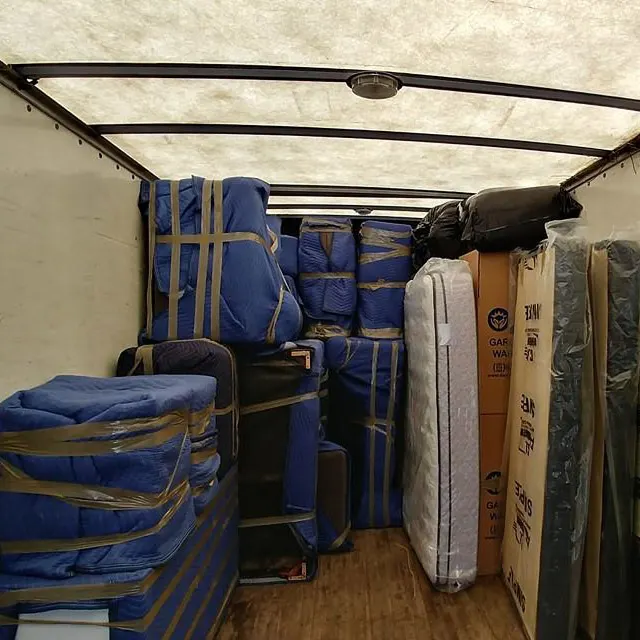 Intérieur d'un camion d'Easy Move : meubles protégés par des couvertures — photo réelle
